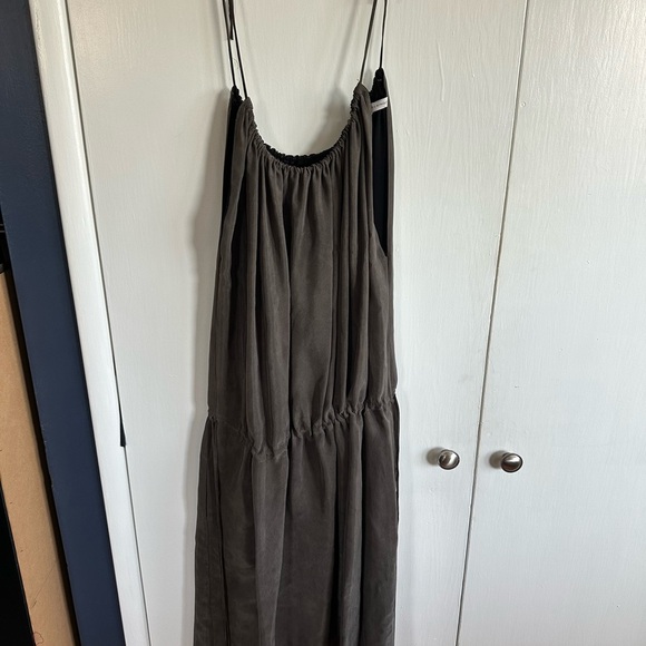 Elegant Brown Sleeveless Dress - Picture 3 of 9